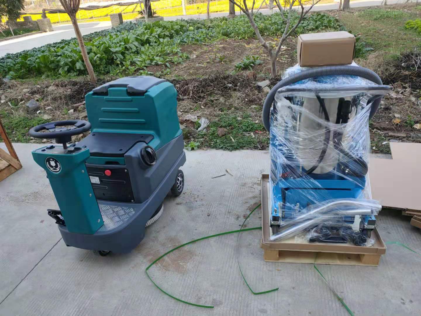 洁士1台新款M5驾驶式洗地机/洁士D70电瓶式工业吸尘器发往新疆乌鲁木齐客户