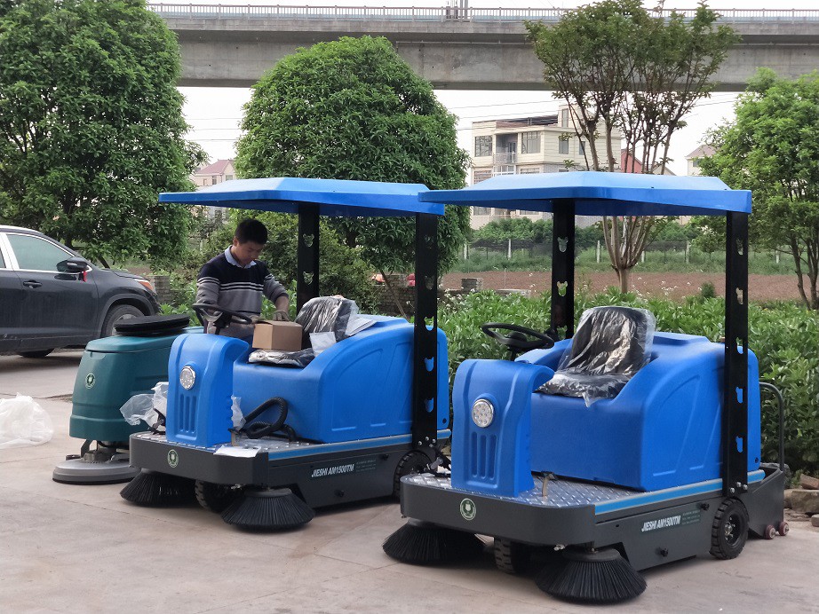 AM1500TM驾驶式扫地车/AM1500TM电动驾驶式扫地机（9）