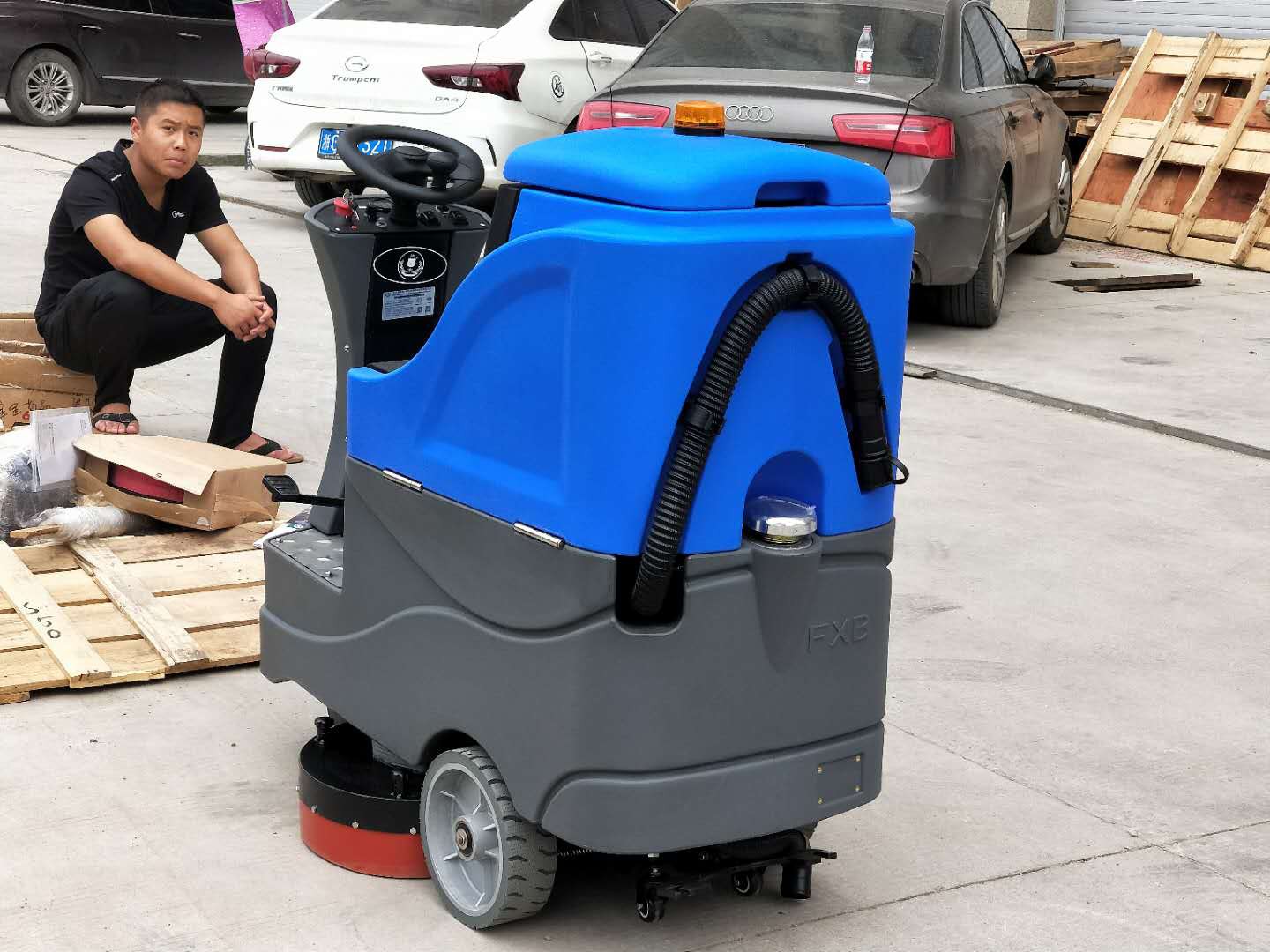 洁士M5B电动双刷驾驶式洗地机/电动双刷驾驶式洗地吸干机