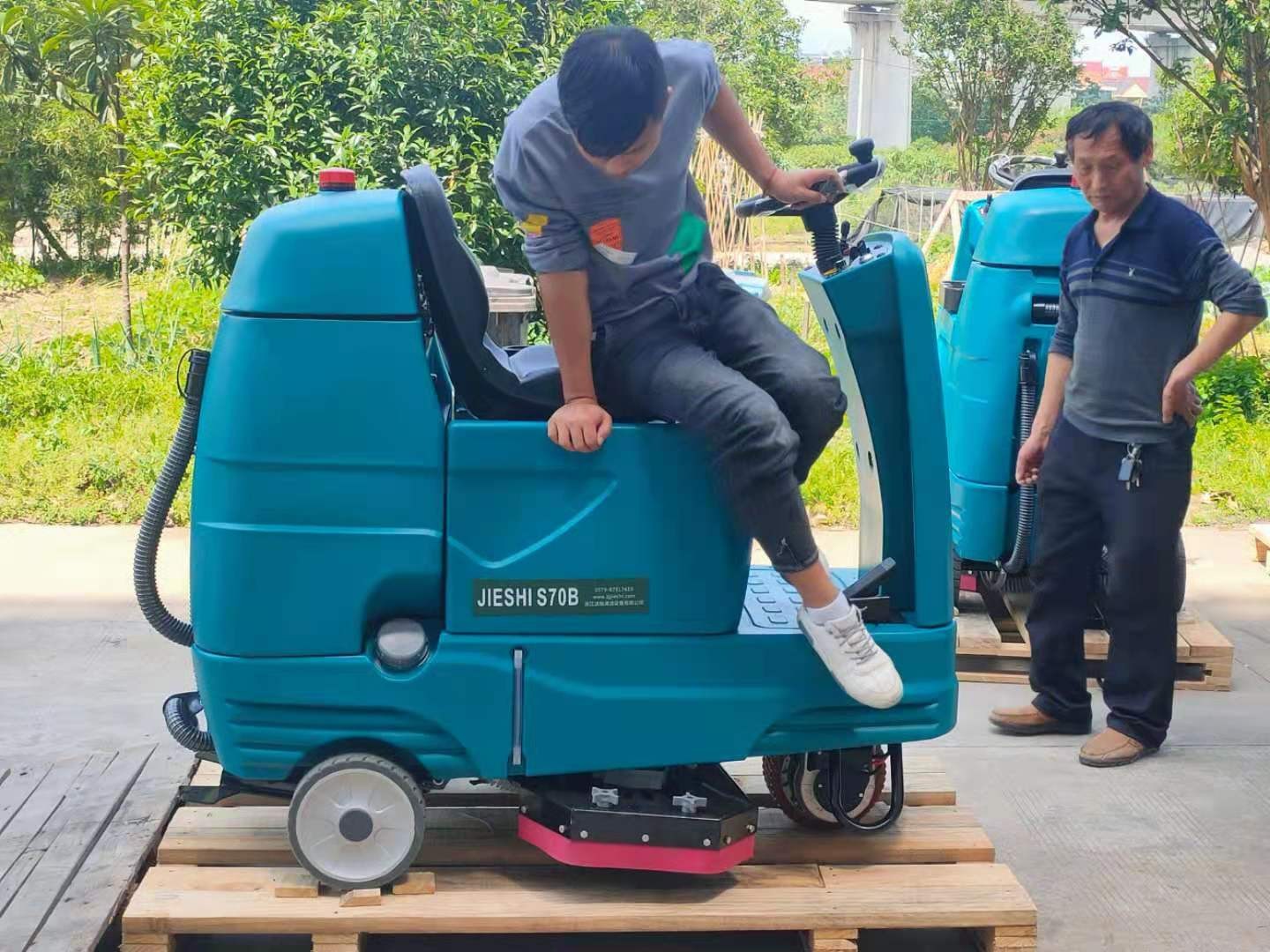 洁士S70B大型双刷驾驶式洗地机